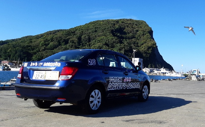 教習車と余市港