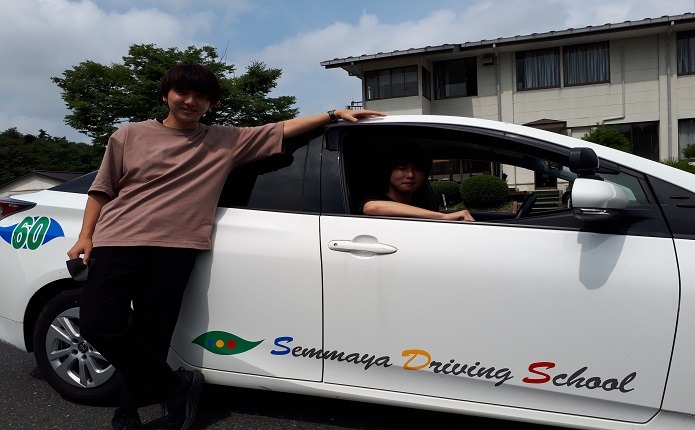 教習車と記念撮影です