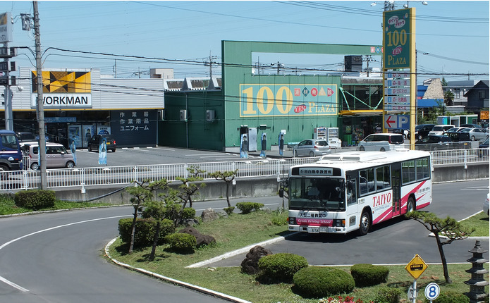 百円ショップやワークマンなどがあって便利