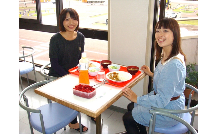 お昼の食事は校内食堂で