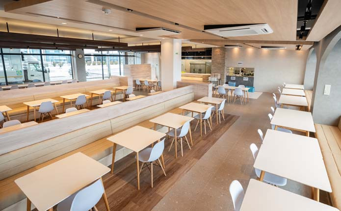 明るく開放的な校内の食堂で、ゆったりと食事が楽しめます
