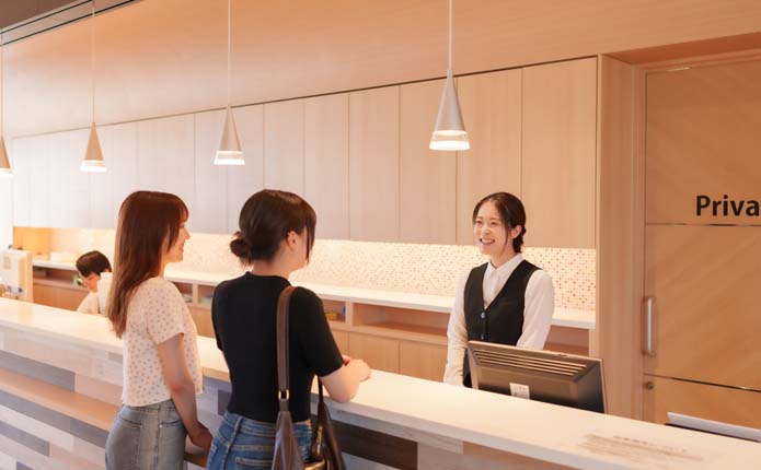 スタッフが丁寧に対応してくれる受付カウンター