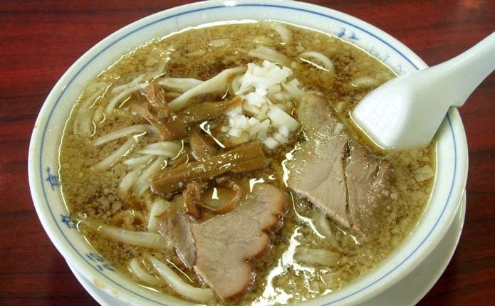 燕市の名物背脂ラーメン『杭州飯店』