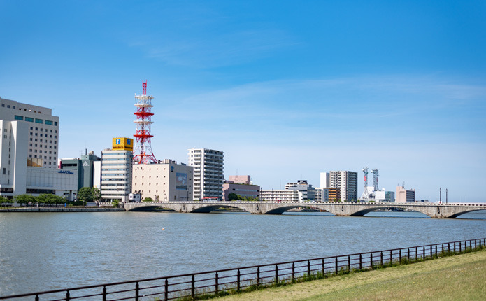 新潟市の中心を流れる信濃川と、市街地を代表する萬代橋周辺