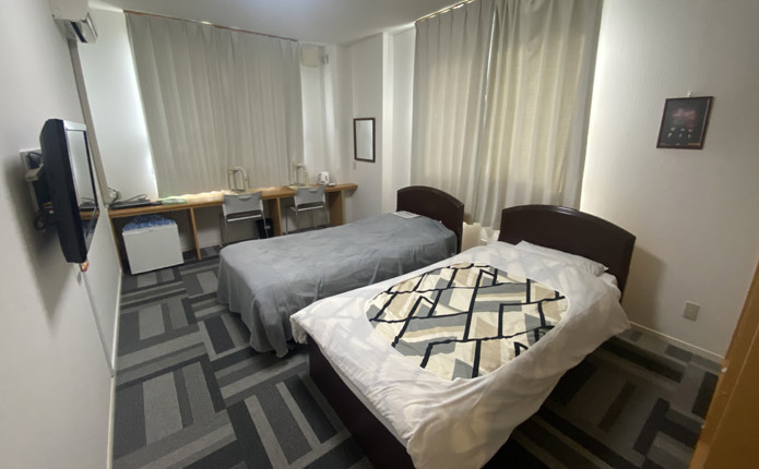 モダンで快適な男性ツインルームの宿泊施設