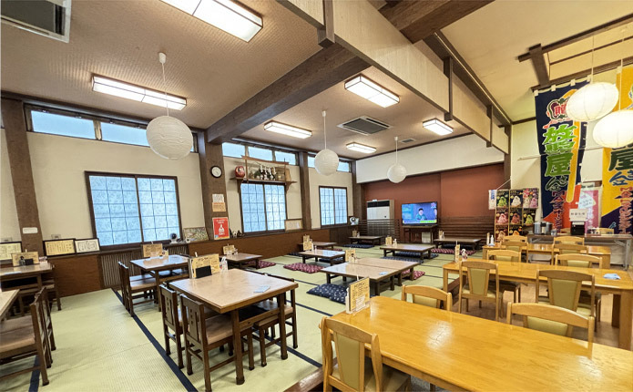 リラックスできる広々とした食堂