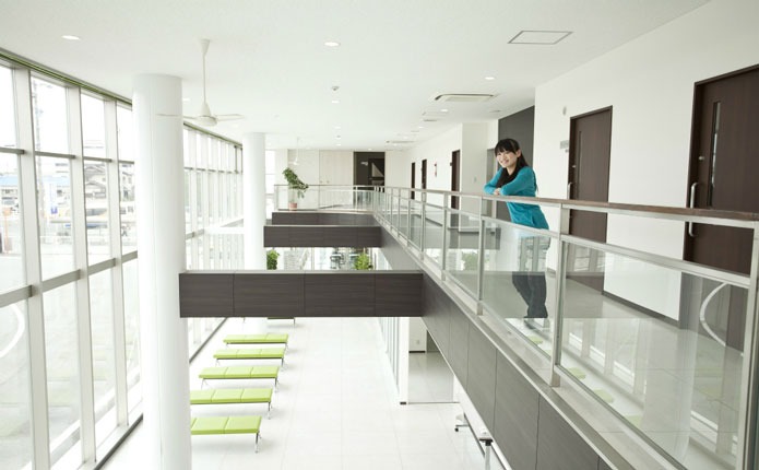 校舎は開放的な空間を演出！