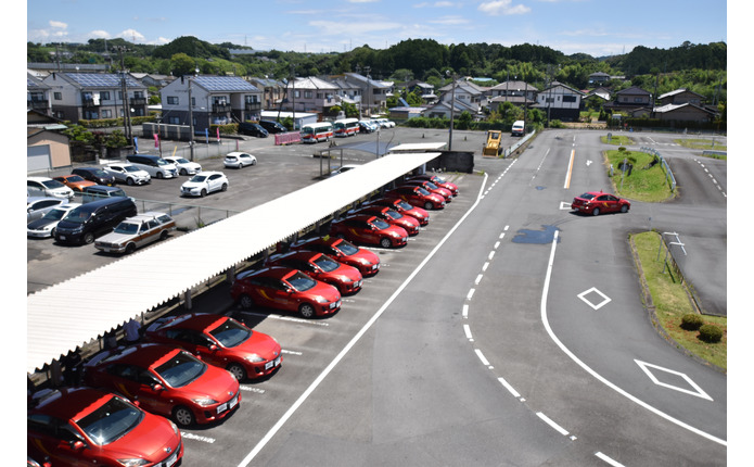 広いコースに真っ赤な教習車が映えますね！