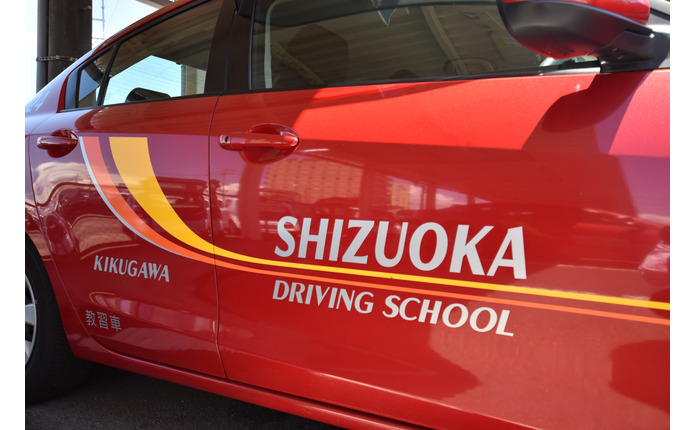 真っ赤なこの車に乗って教習開始！