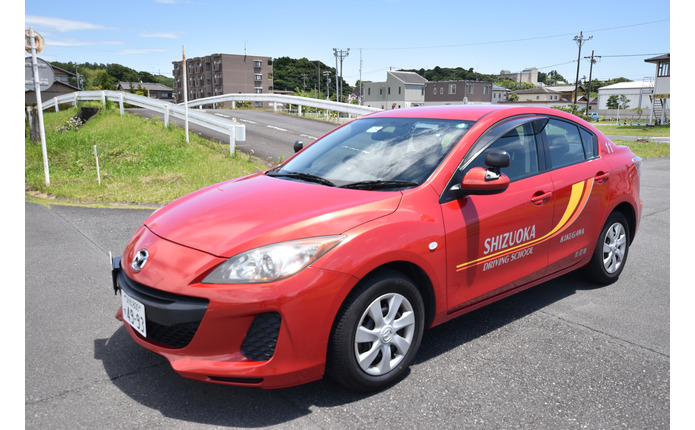 乗りやすいコンパクトカーが教習車!