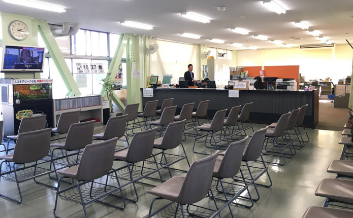 こまつ自動車学校の広々とした待合室と受付エリアの紹介