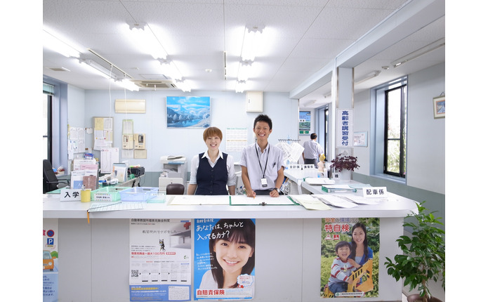 明るい雰囲気の受付 「ご入校お待ちしてます!」