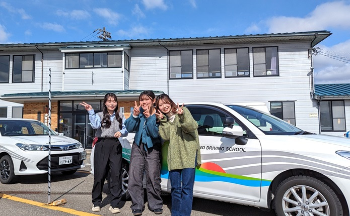 自動車学校の校舎前