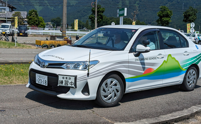 美しい風景とともに学べる！大野自動車学校の教習車