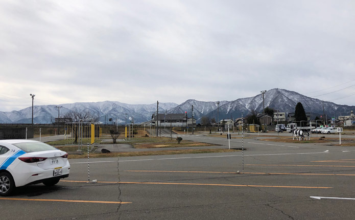 大野自動車学校の広々とした教習コースと美しい山々の景色