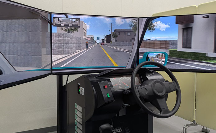 実際の道路状況を再現したドライビングシミュレーターを完備