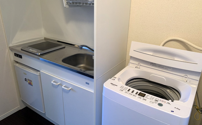 宿舎「デイジーヒルイースト」には、ミニキッチンや冷蔵庫、洗濯機を完備