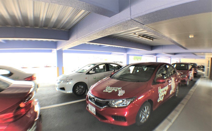 雨に濡れずに教習車へ