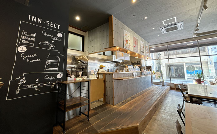 沼自動車学校の宿泊施設『ゲストハウスINN-SECT』1階のカフェ
