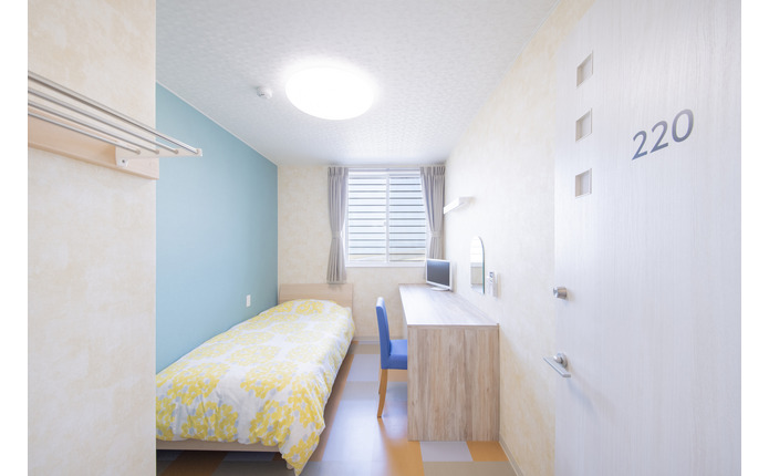 明るく清潔感のある、宿舎の個室ルーム