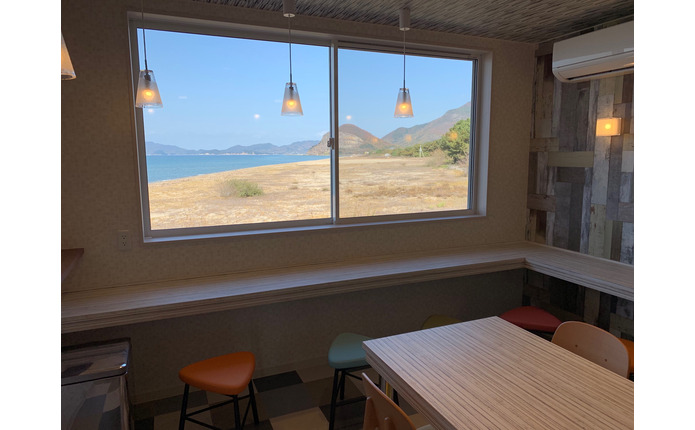 海を眺めながら過ごせる、女性宿舎の共有スペース