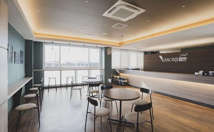 WEST校 ロビー待合スペース