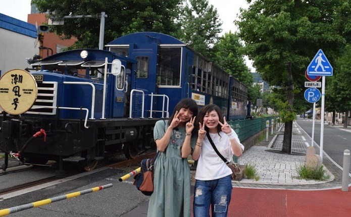 門司港レトロ地区を走るトロッコ列車