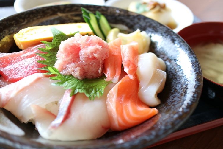 仮免許学科合格祝い！伊達和さびの豪華な海鮮丼か北海道のソウルフード伊達温泉のジンギスカン鍋のどちらかご希望のランチにご招待いたします。