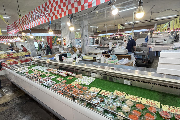 卒業後、希望者には寺泊魚の市場通り(魚のアメ横)観光送迎