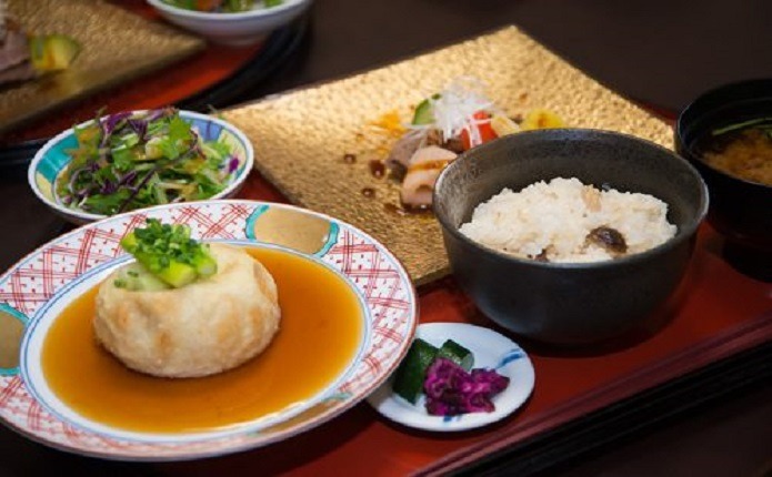 昼食は、教習所隣接の日本料理店「むらこし」にて！