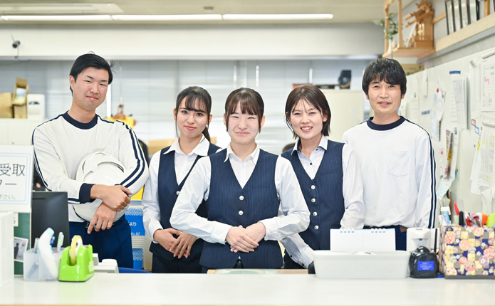 笑顔でお迎えするスタッフ|はいなん自動車学校のフレンドリーなサポート