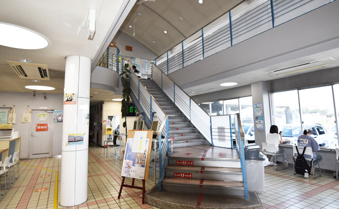 明るく開放的なフロア|はいなん自動車学校の快適な受付エリア